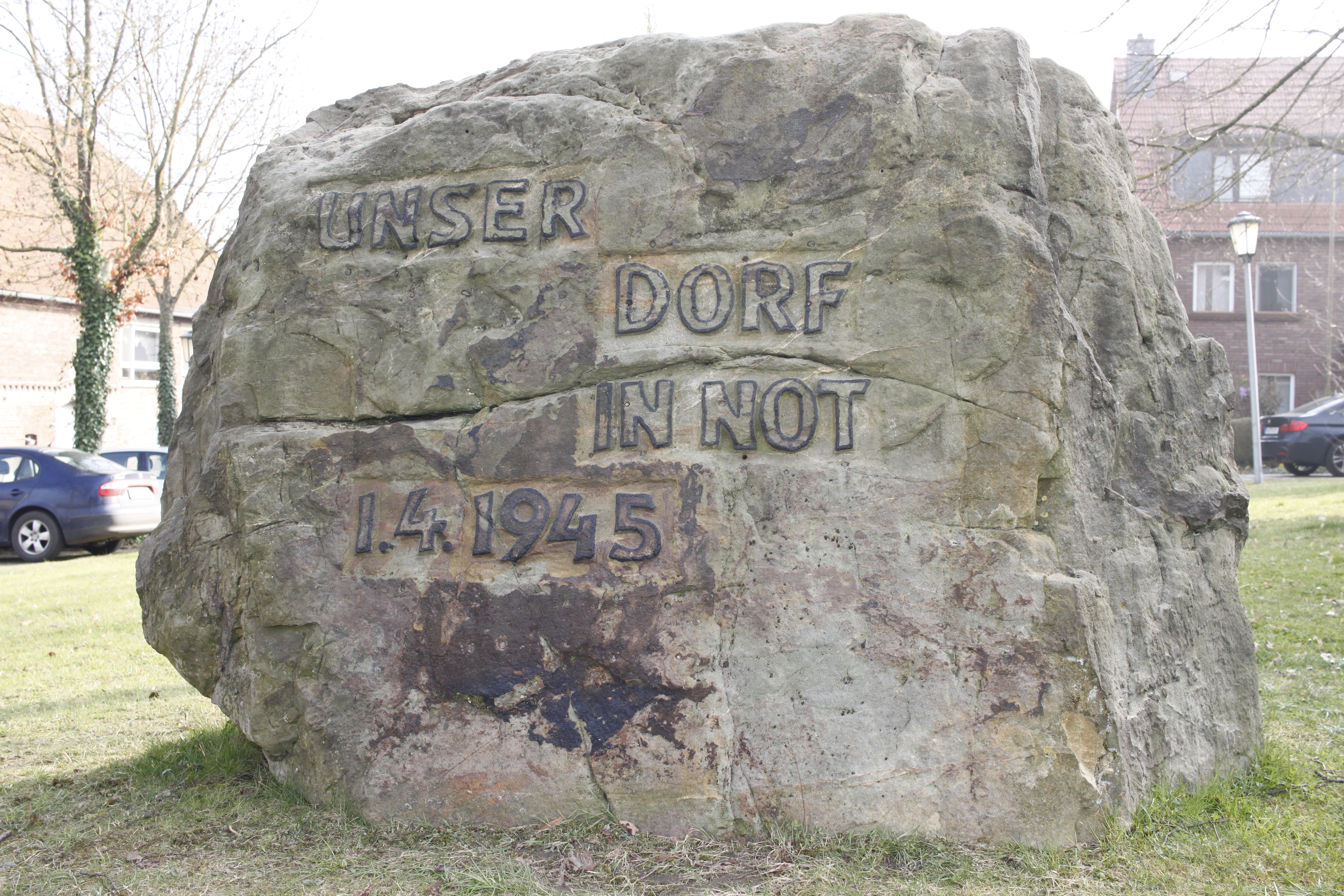 Großer Stein mit der Aufschrift „Unser Dorf in Not 1.4.1945“