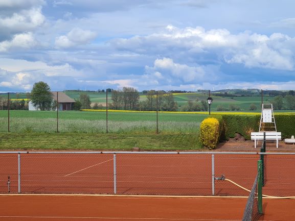 Tennisanlage Mai 2021 Blick in die Landschaft