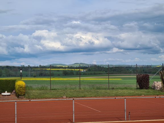 Tennisanlage Mai 2021 Blick in die Landschaft2