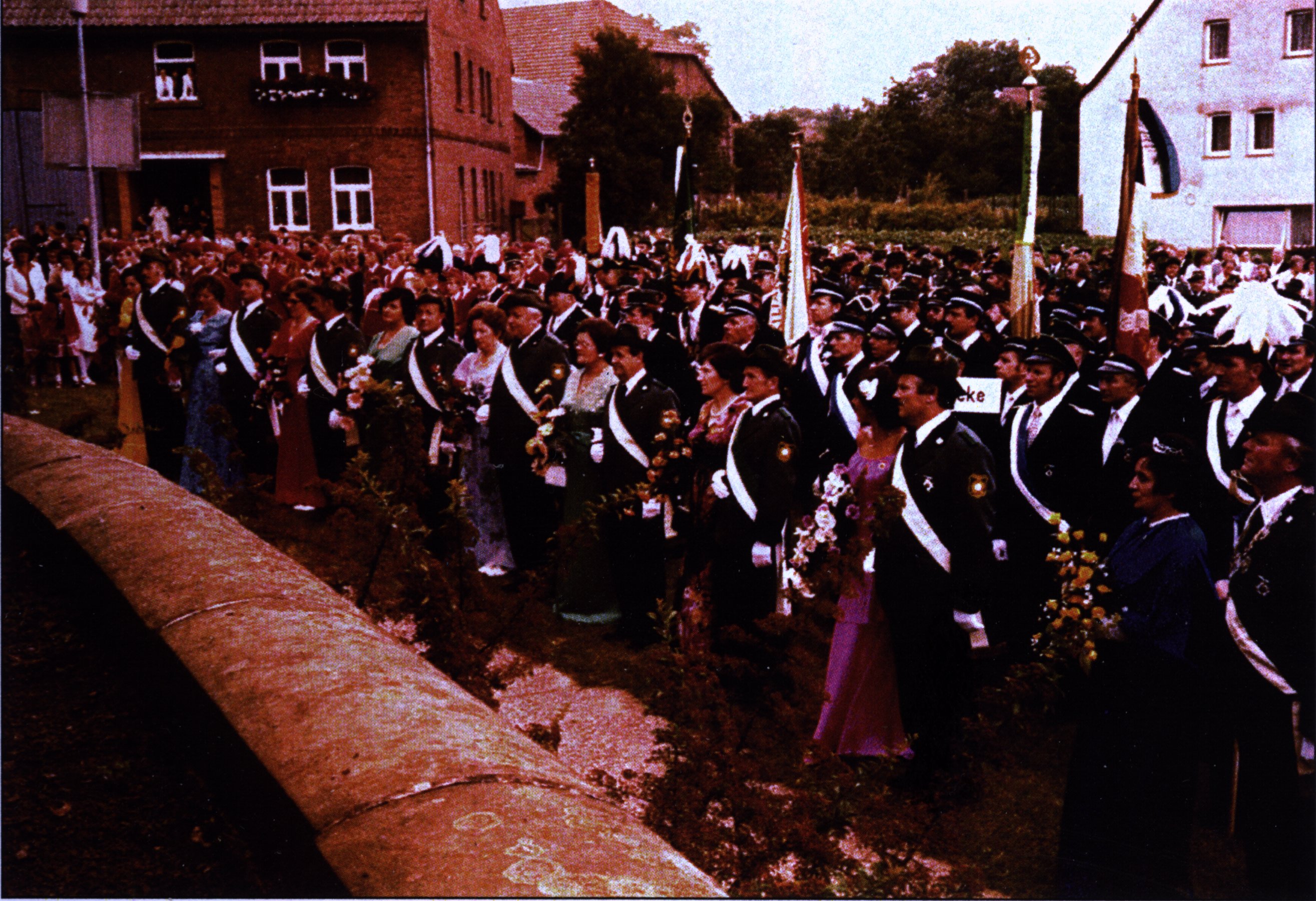 Viele Schützen sind auf einem Platz angetreten.